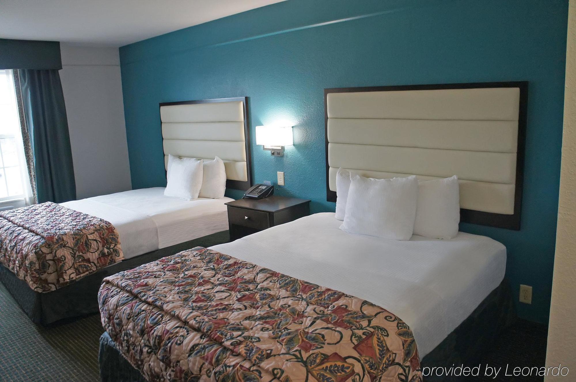 La Quinta By Wyndham Kansas Airport Hotel