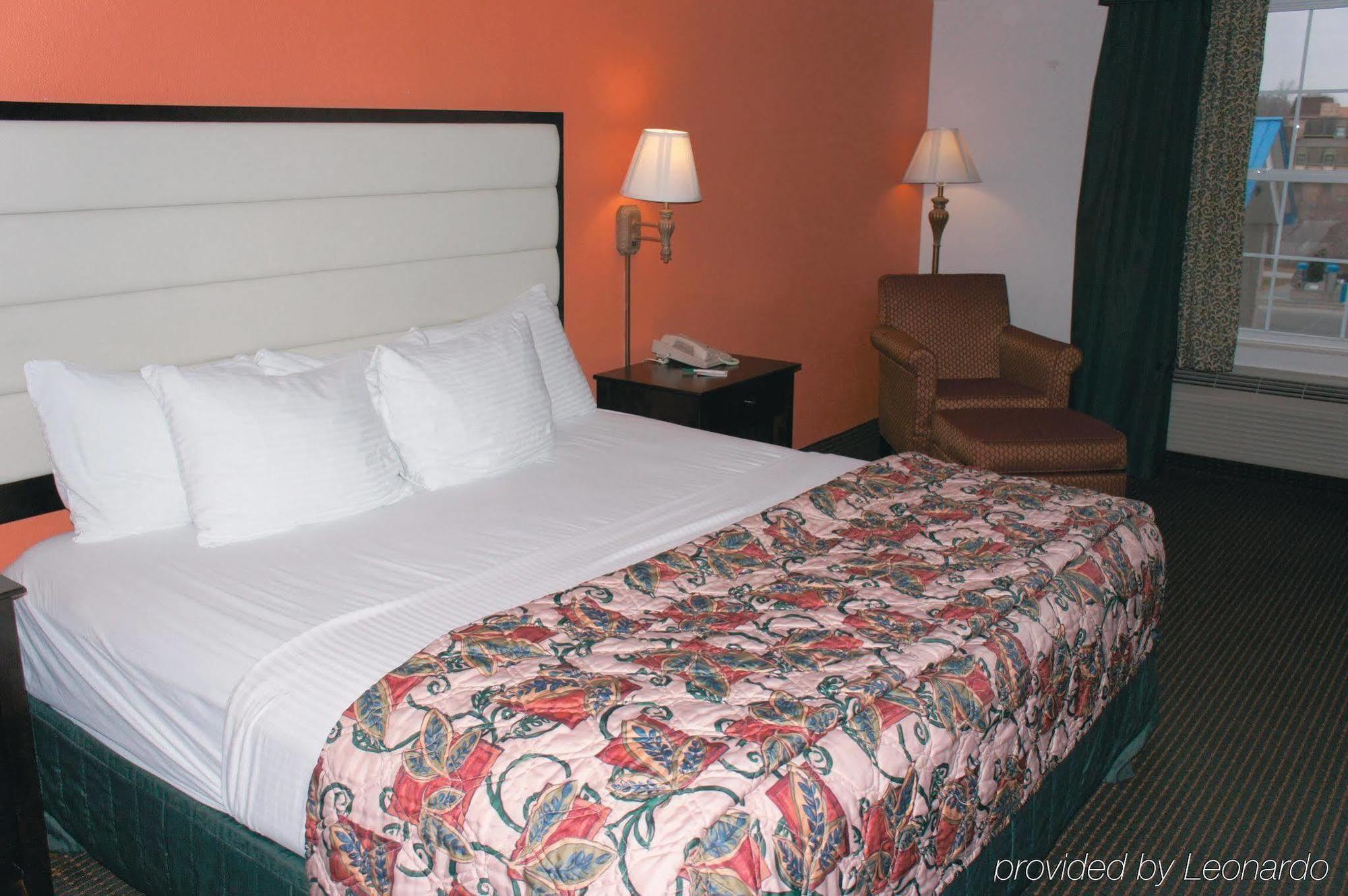 La Quinta By Wyndham Kansas Airport Hotel